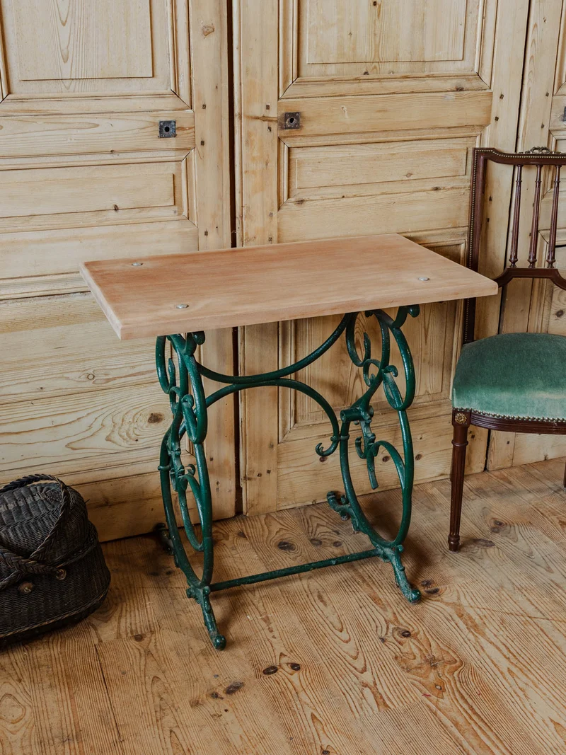 Francine, la table d'appoint en bois et fer vert N°945