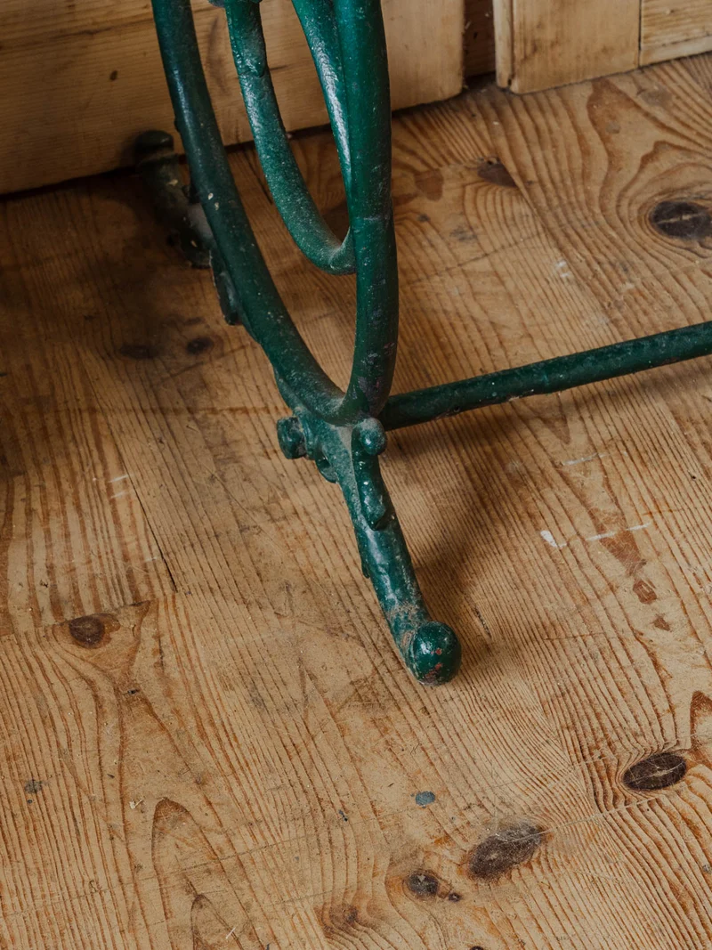 Francine, la table d'appoint en bois et fer vert N°945