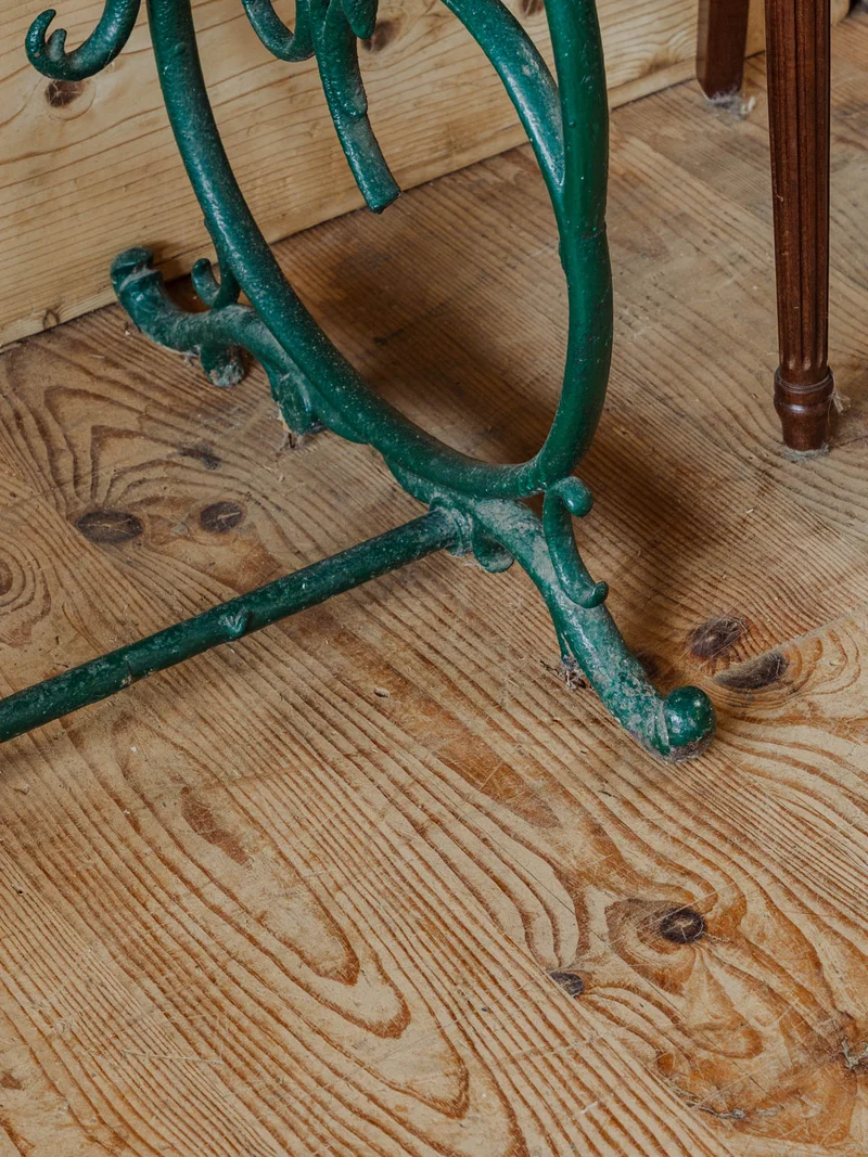 Francine, la table d'appoint en bois et fer vert N°945