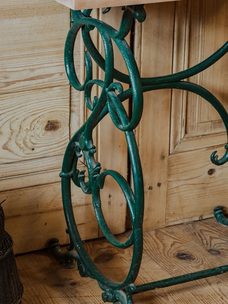 Francine, la table d'appoint en bois et fer vert N°945
