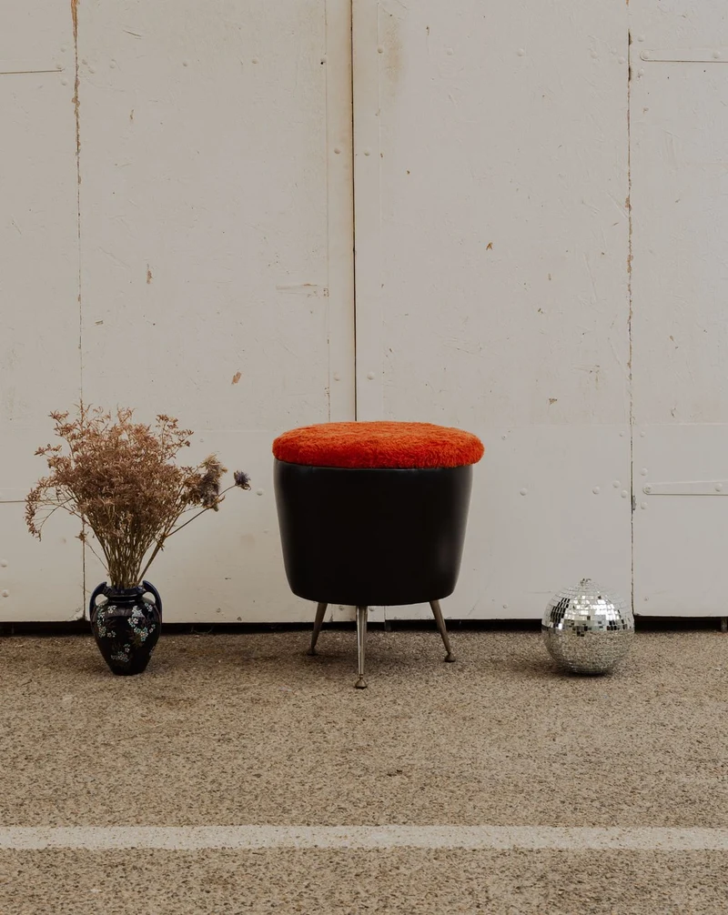 Axel, le tabouret coffre en fourrure orange et métal N°671