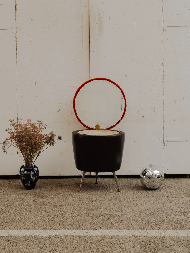 Axel, le tabouret coffre en fourrure orange et métal N°671