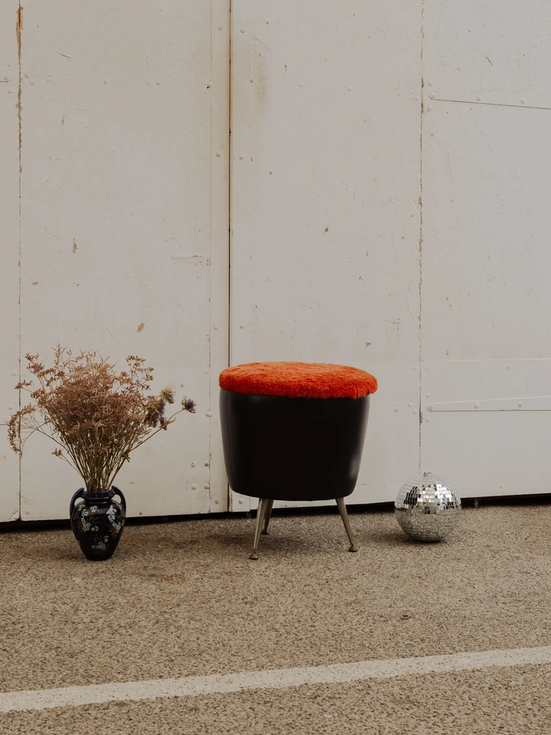 Axel, le tabouret coffre en fourrure orange et métal N°671