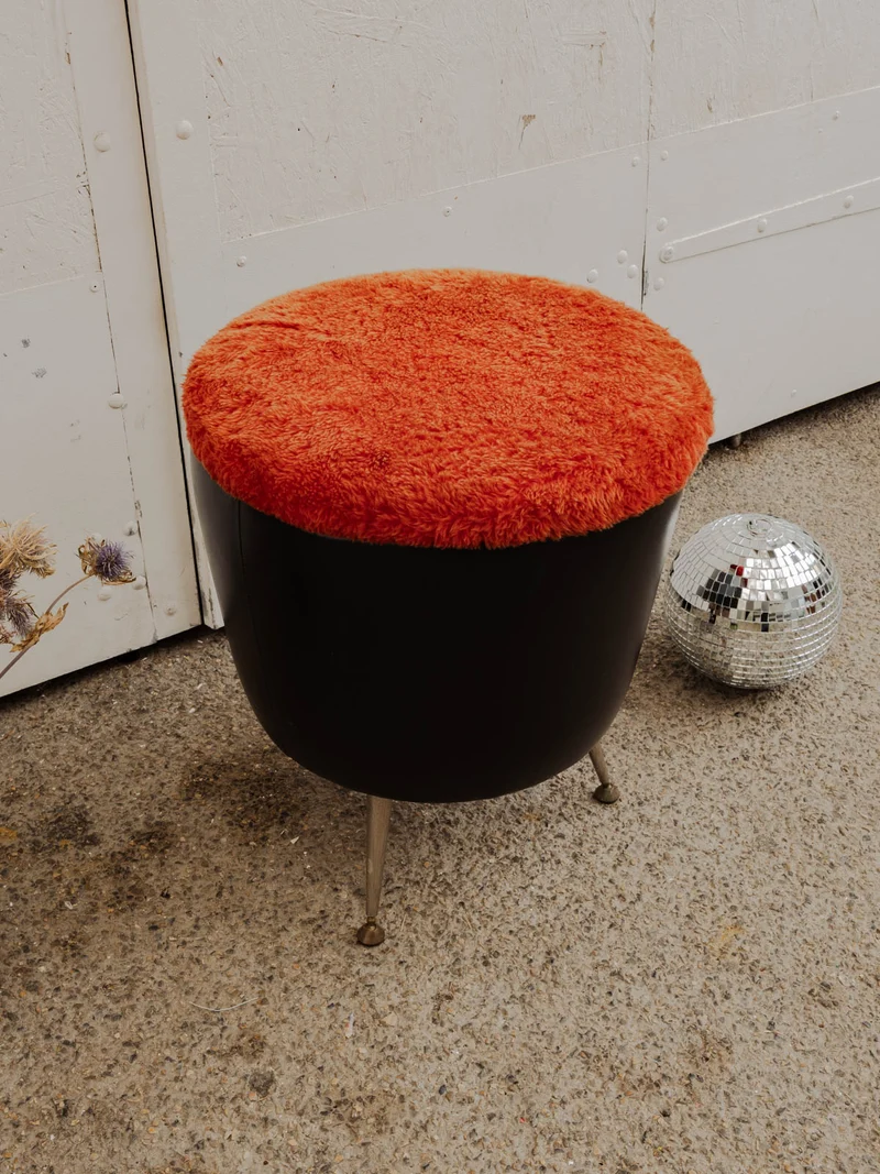 Axel, le tabouret coffre en fourrure orange et métal N°671