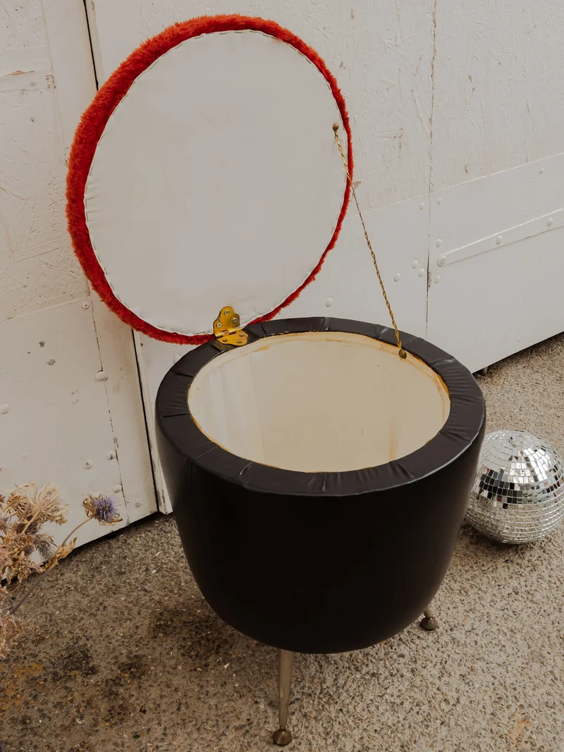 Axel, le tabouret coffre en fourrure orange et métal N°671