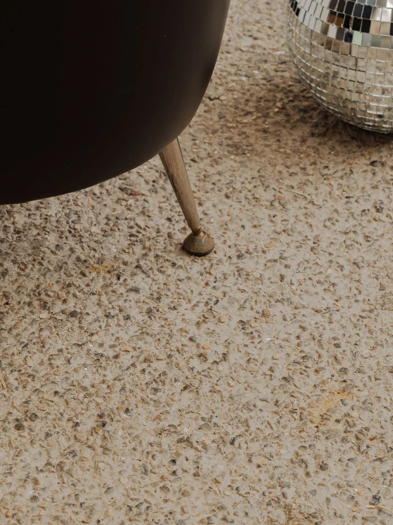 Axel, le tabouret coffre en fourrure orange et métal N°671