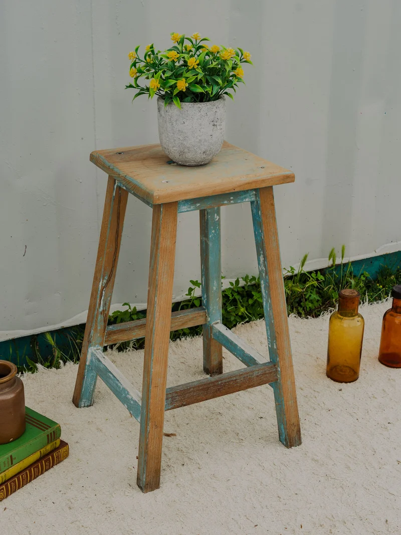 Regis, le tabouret en bois patiné N°1375