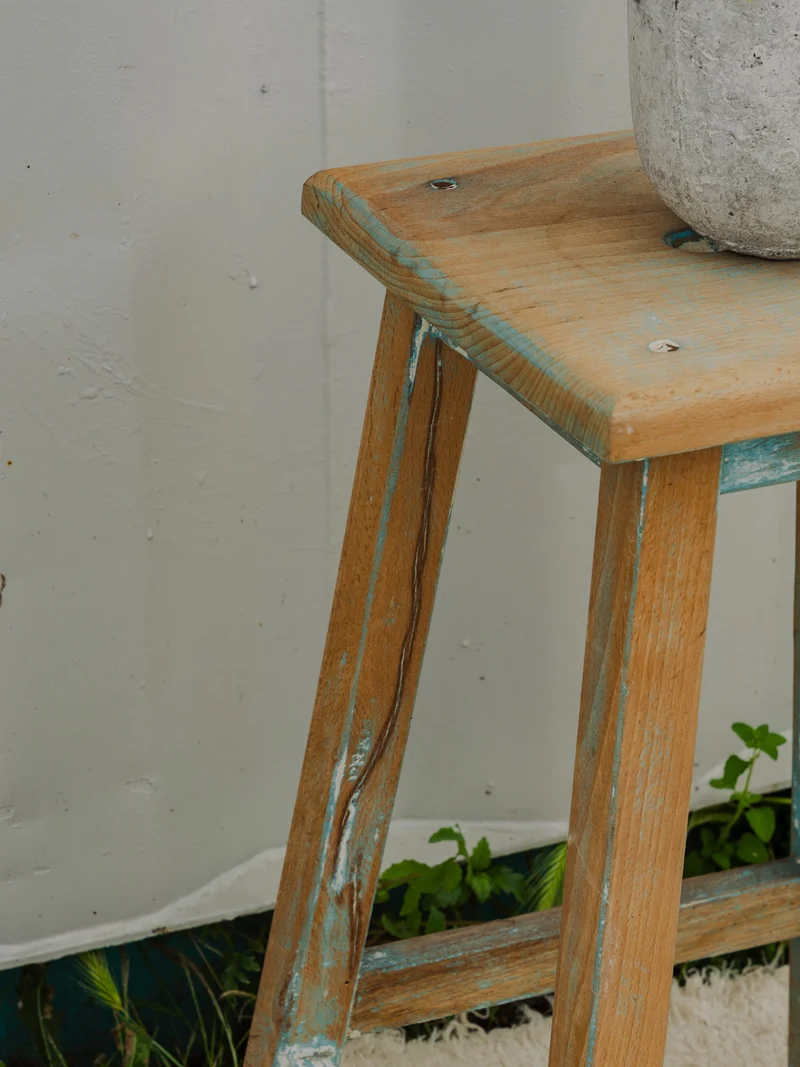 Regis, le tabouret en bois patiné N°1375