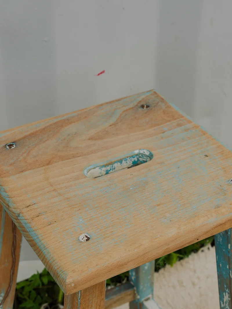 Regis, le tabouret en bois patiné N°1375