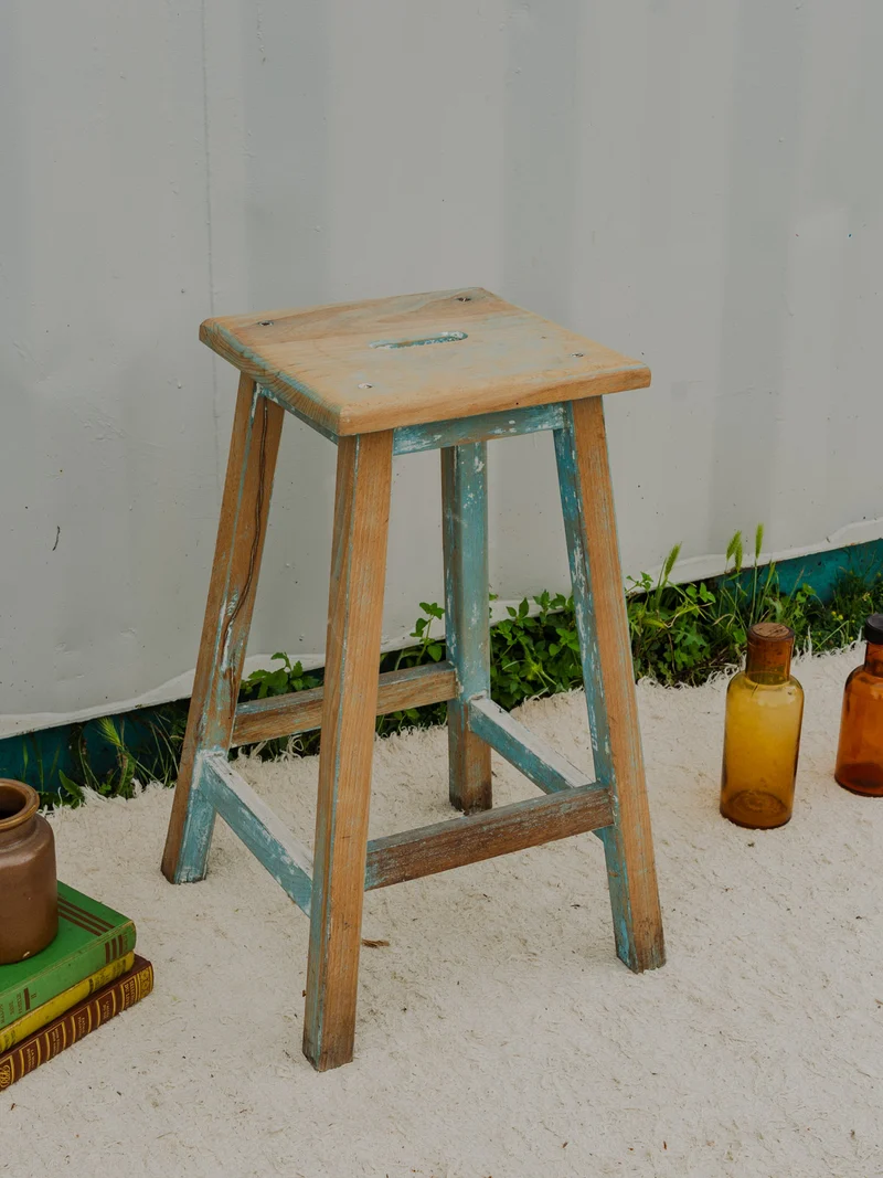 Regis, le tabouret en bois patiné N°1375