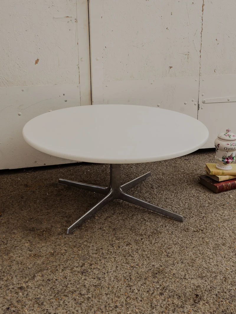 Donna, la table basse ronde blanche et chromée N°1010