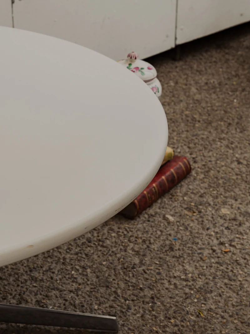 Donna, la table basse ronde blanche et chromée N°1010