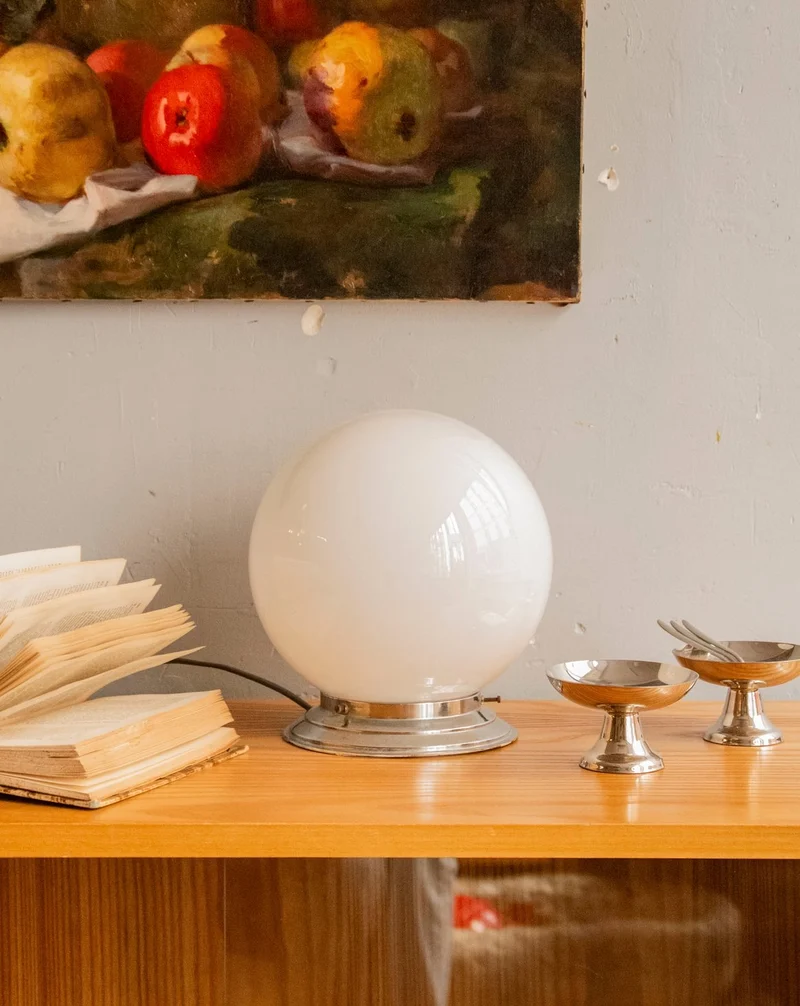 Julia, la lampe au globe lumineux en verre opaque N°912