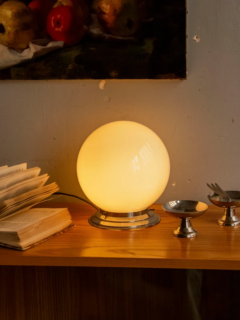 Julia, la lampe au globe lumineux en verre opaque N°912