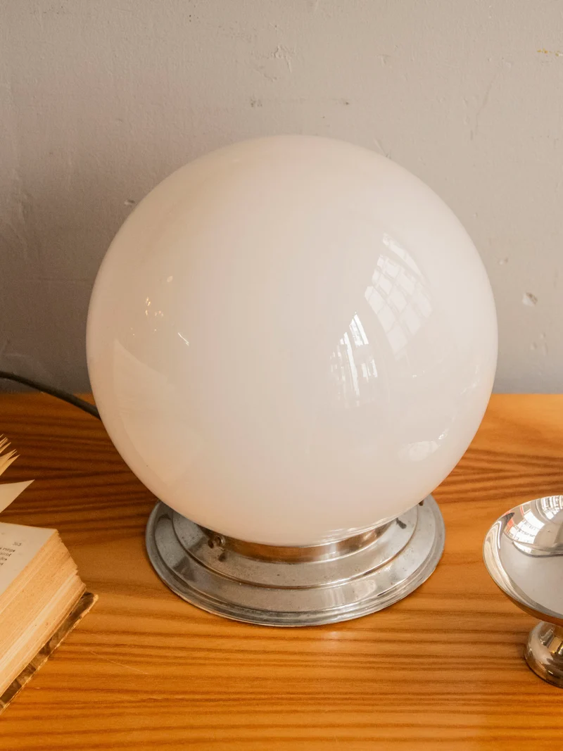Julia, la lampe au globe lumineux en verre opaque N°912