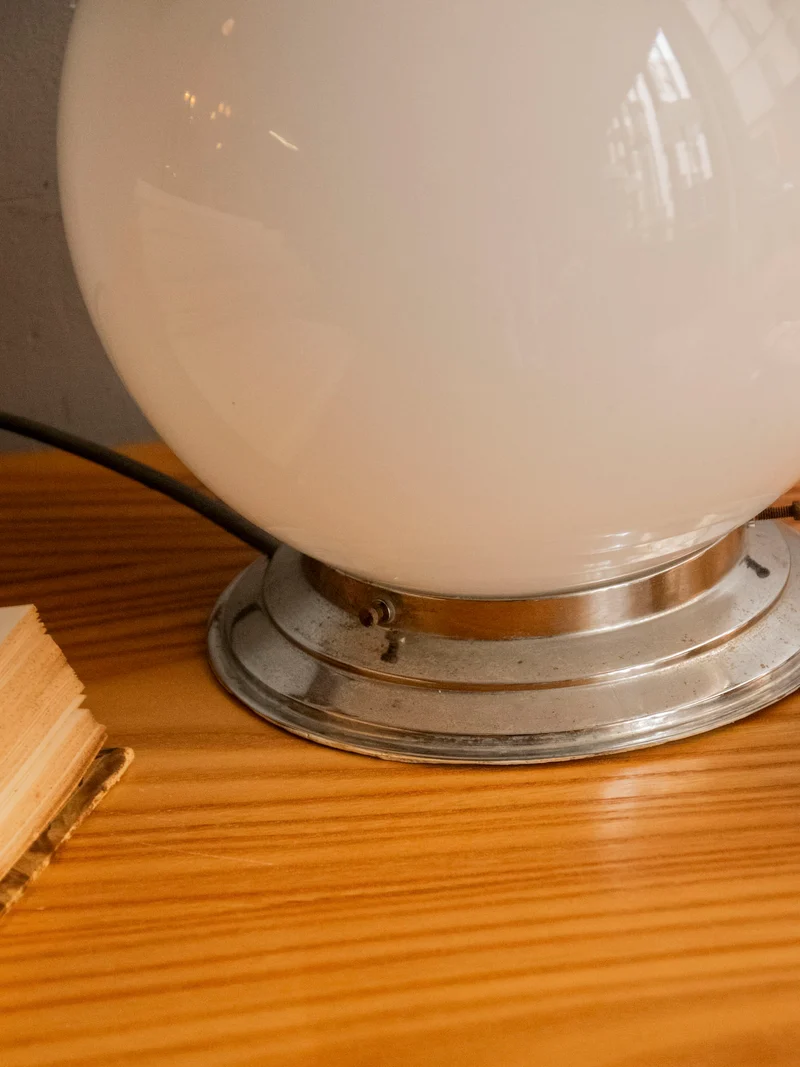 Julia, la lampe au globe lumineux en verre opaque N°912
