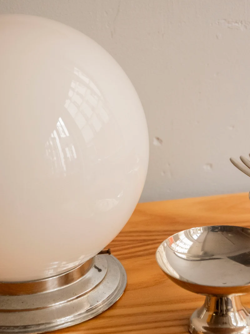 Julia, la lampe au globe lumineux en verre opaque N°912