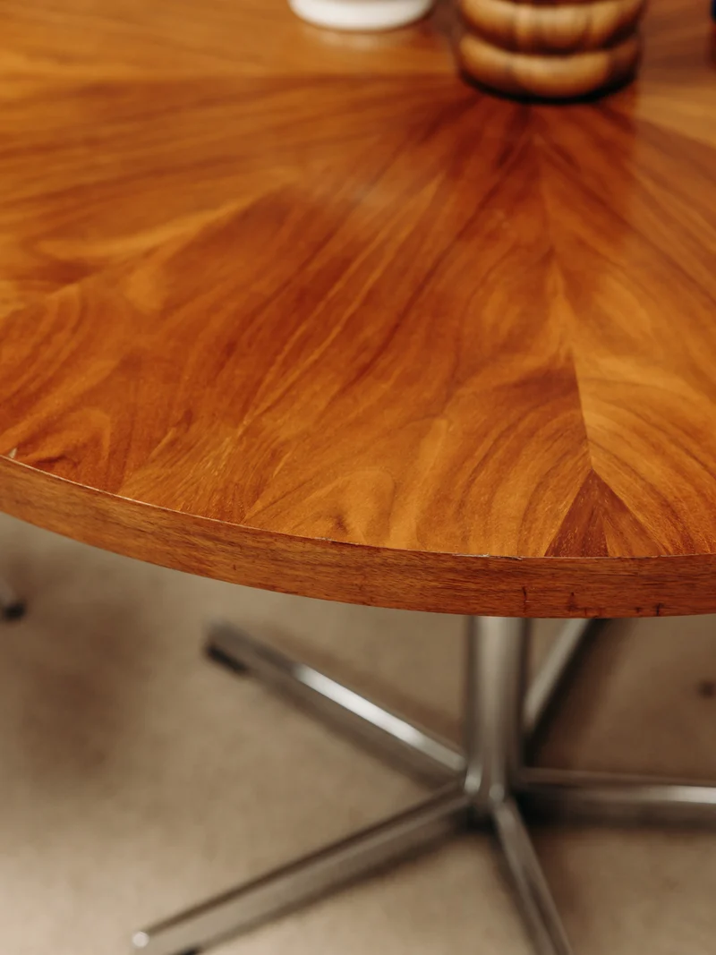 Karla, la table à manger ronde au plateau en bois N°1168