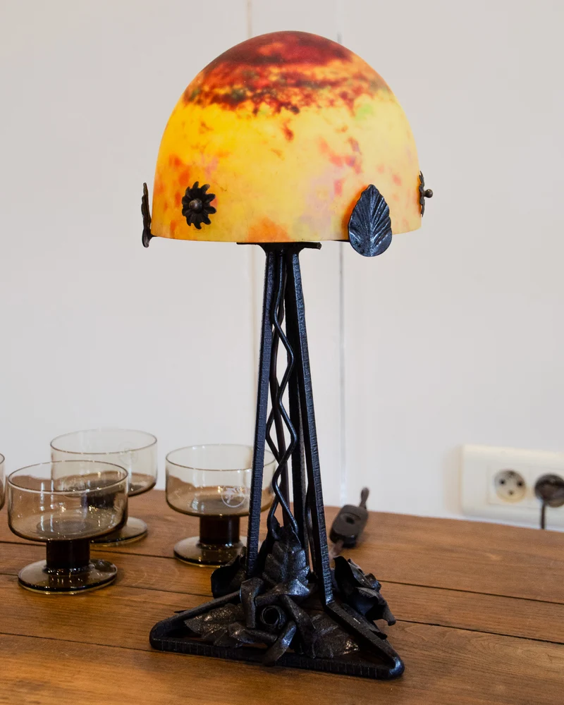 Julia, la lampe Daum en fer forgé et pâte de verre N°930