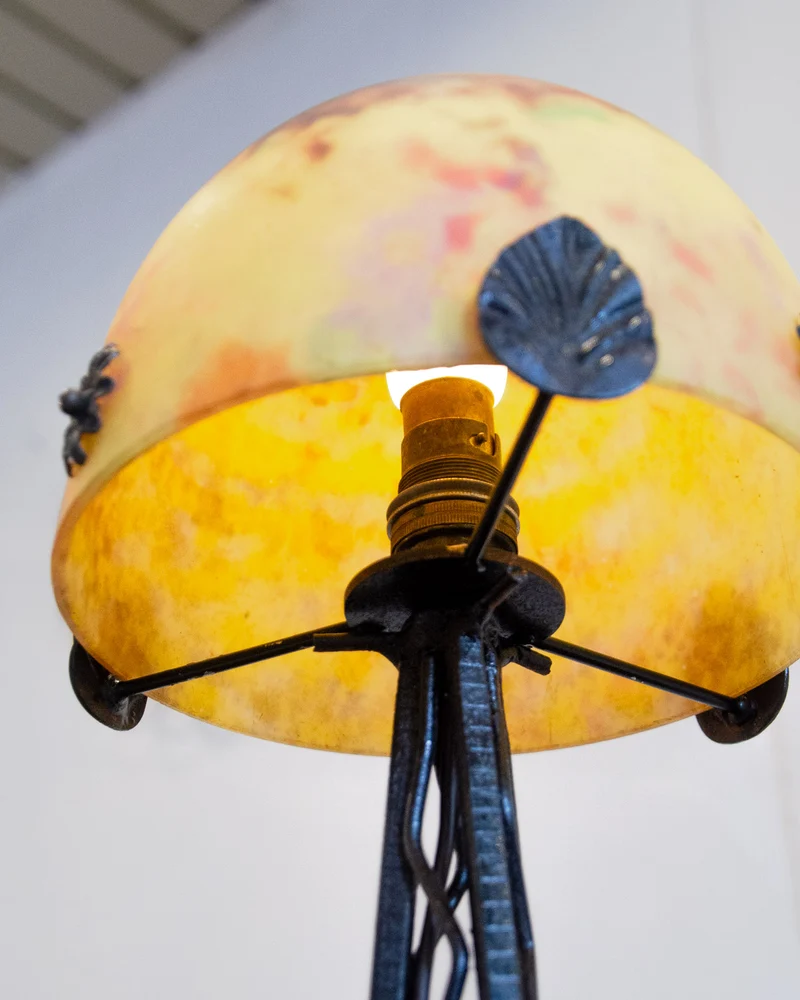 Julia, la lampe Daum en fer forgé et pâte de verre N°930