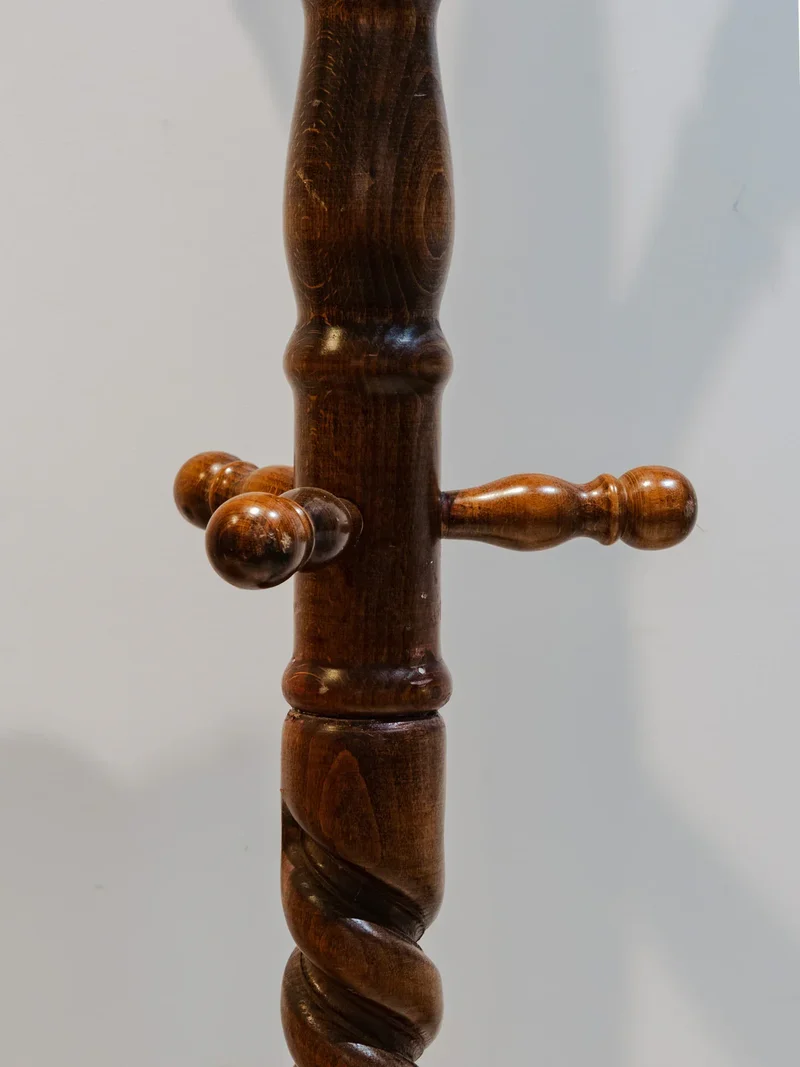 Max, le porte-manteau en bois N°318