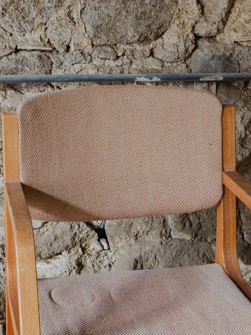 Ernest, le fauteuil en bois et tissu beige N°953