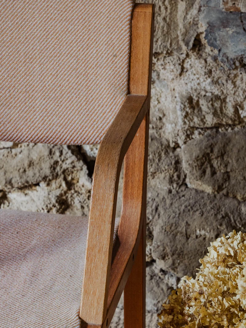 Ernest, le fauteuil en bois et tissu beige N°953