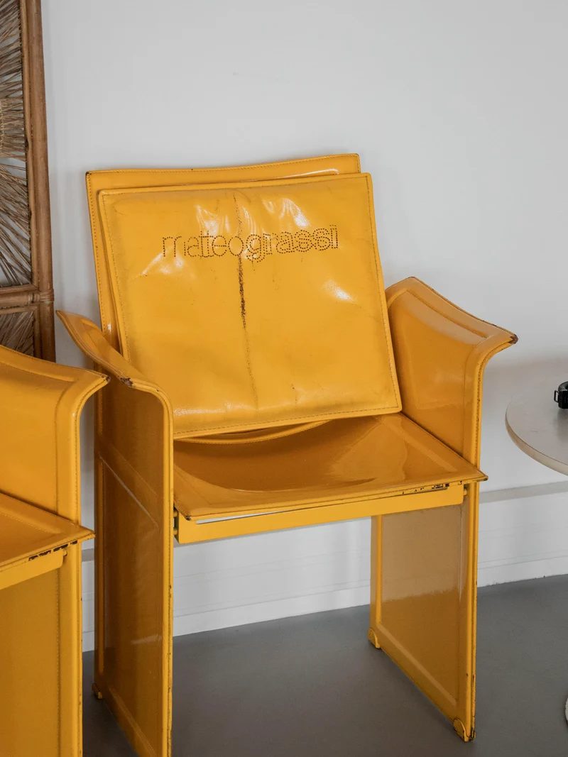Jakob, la paire de fauteuils jaunes vernies N°1267