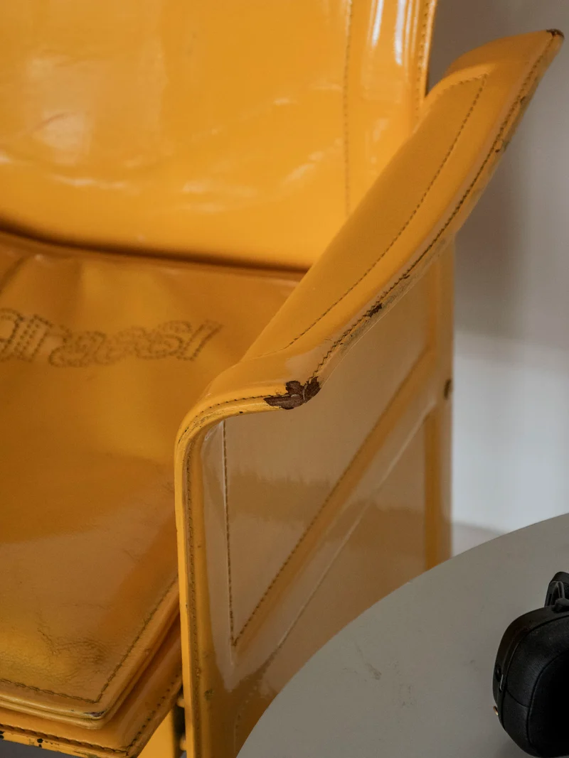 Jakob, la paire de fauteuils jaunes vernies N°1267