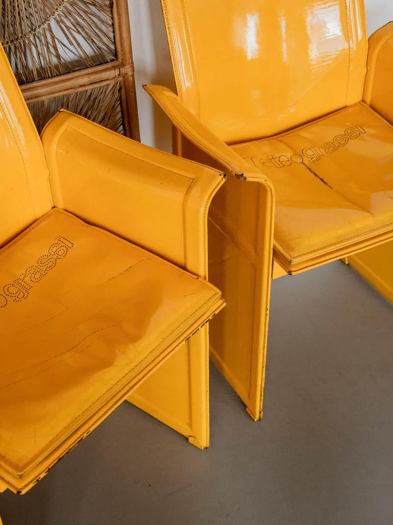 Jakob, la paire de fauteuils jaunes vernies N°1267