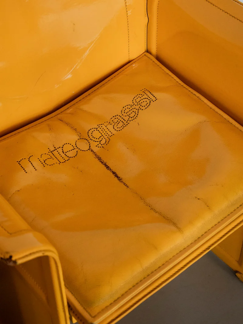 Jakob, la paire de fauteuils jaunes vernies N°1267