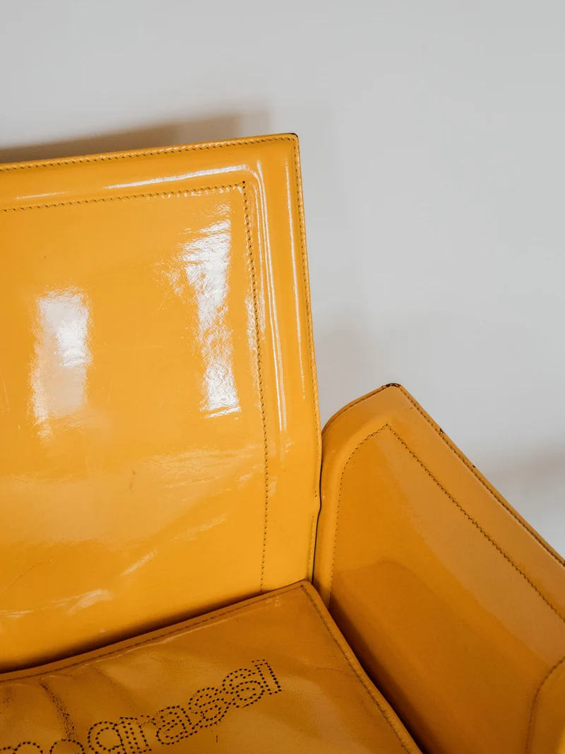 Jakob, la paire de fauteuils jaunes vernies N°1267