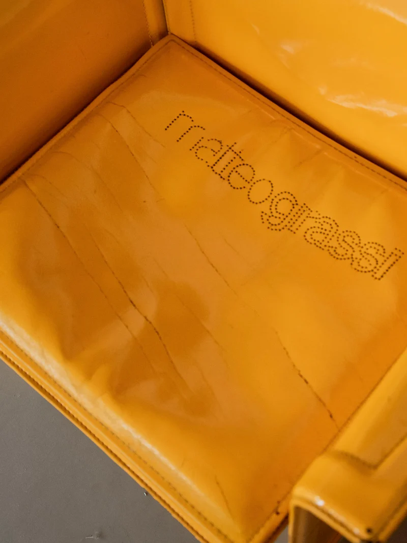 Jakob, la paire de fauteuils jaunes vernies N°1267