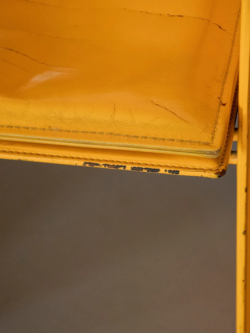 Jakob, la paire de fauteuils jaunes vernies N°1267