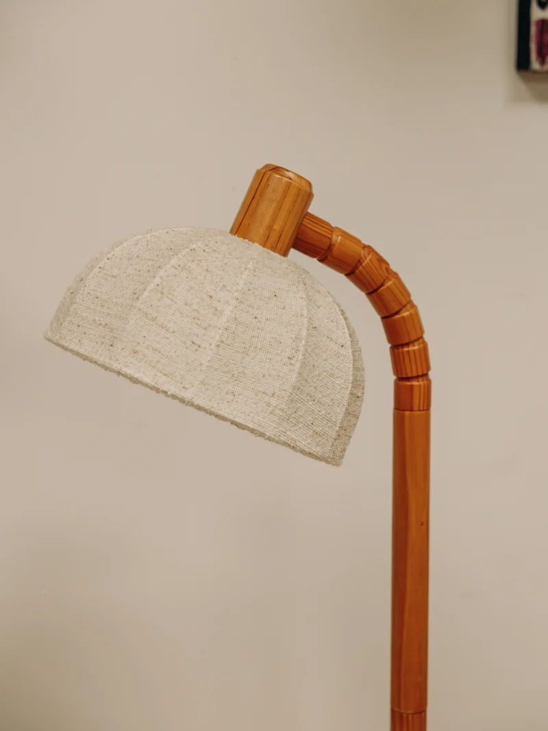 Julien, le lampadaire en bois et toile N°377