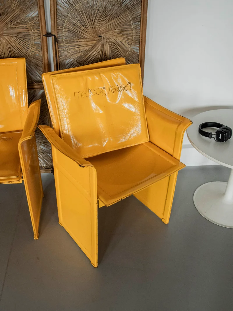 Jakob, la paire de fauteuils en cuir jaune N°1240