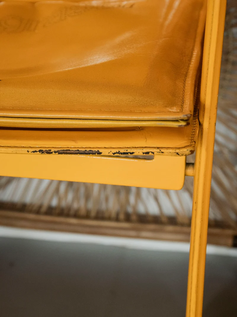 Jakob, la paire de fauteuils en cuir jaune N°1240