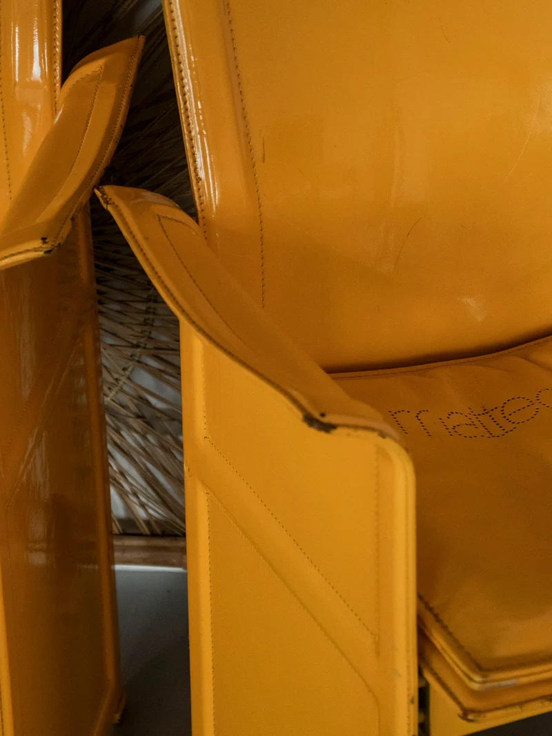 Jakob, la paire de fauteuils en cuir jaune N°1240
