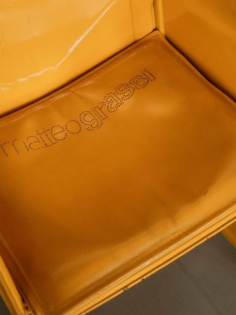 Jakob, la paire de fauteuils en cuir jaune N°1240