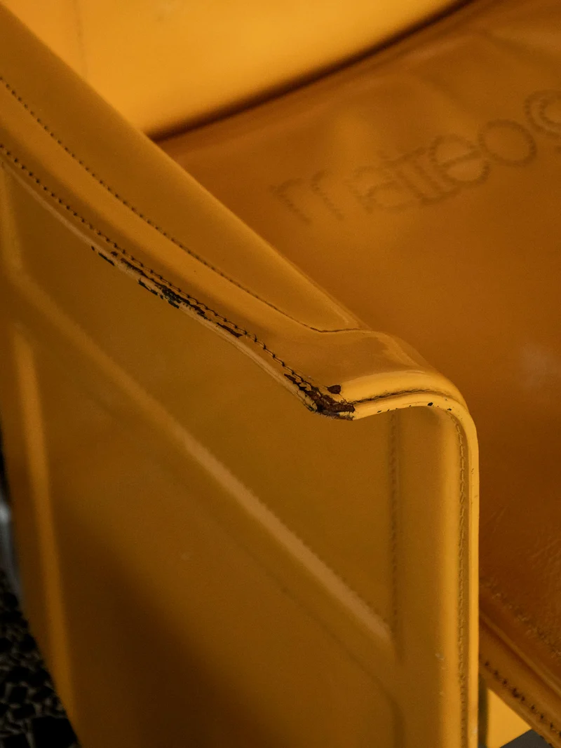 Jakob, la paire de fauteuils en cuir jaune N°1240
