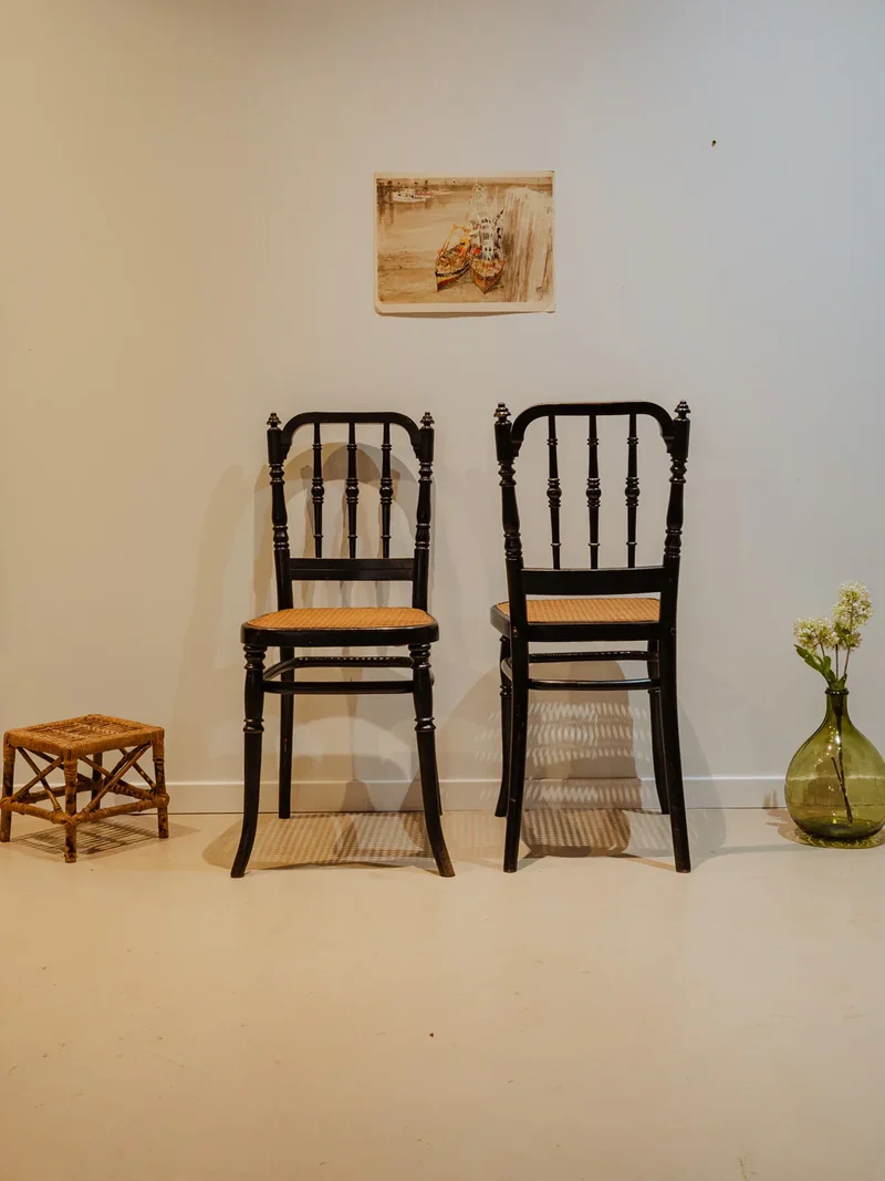 Claude, la paire de chaises en bois noir N°1219