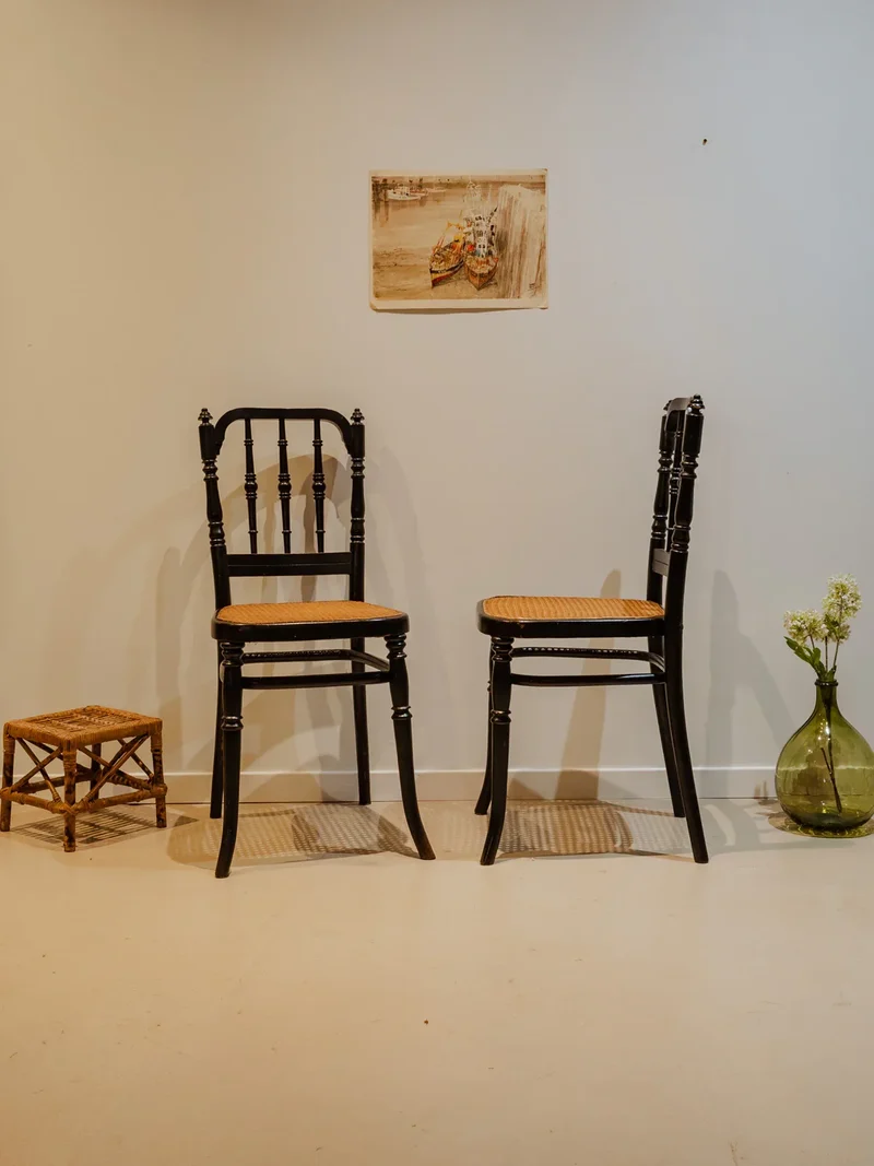 Claude, la paire de chaises en bois noir N°1219