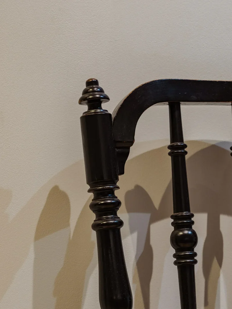 Claude, la paire de chaises en bois noir N°1219
