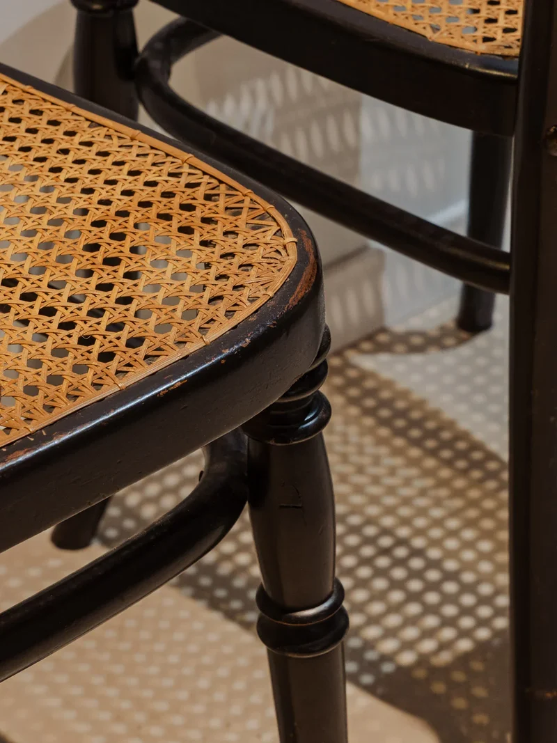 Claude, la paire de chaises en bois noir N°1219