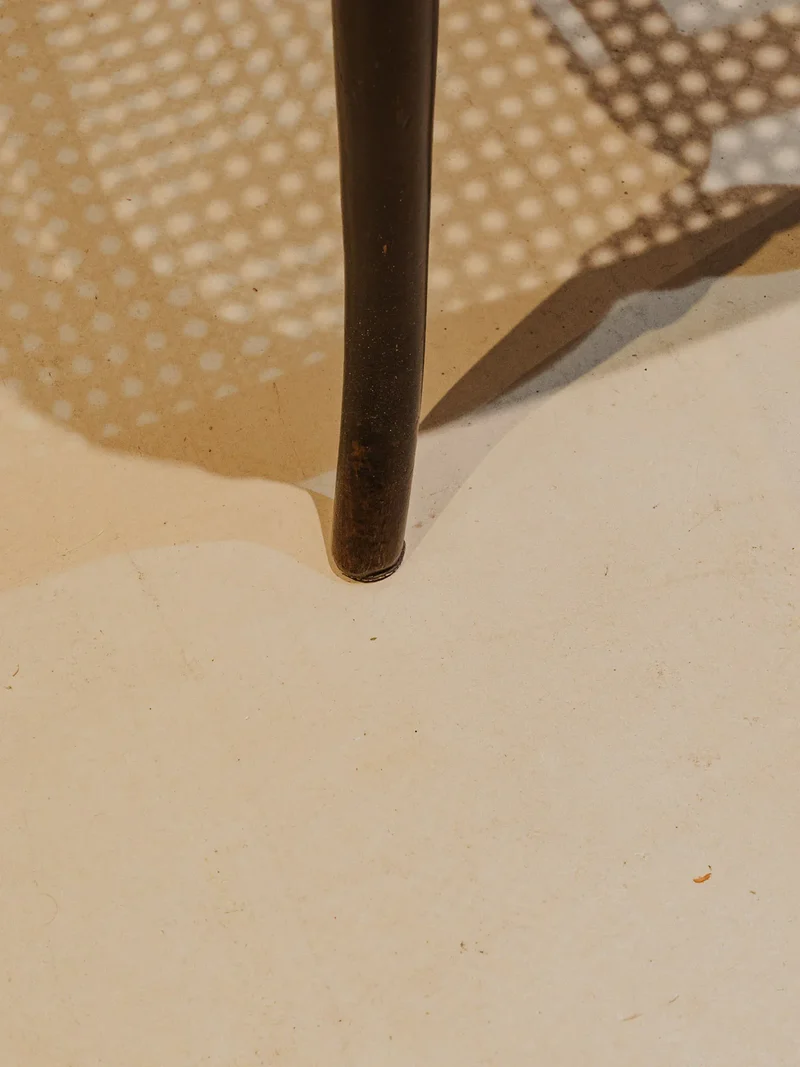 Claude, la paire de chaises en bois noir N°1219