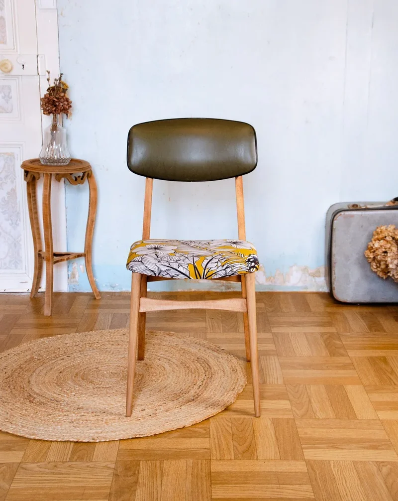 Claude, la chaise en bois et simili cuir N°1202