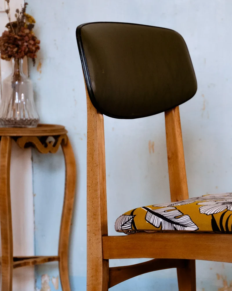 Claude, la chaise en bois et simili cuir N°1202
