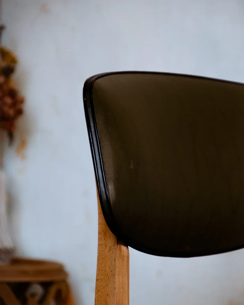 Claude, la chaise en bois et simili cuir N°1202