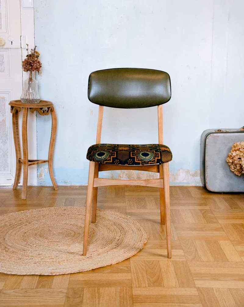 Claude, la chaise en bois et simili cuir N°1201