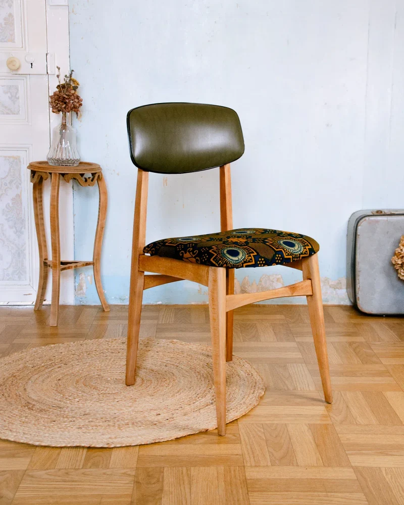 Claude, la chaise en bois et simili cuir N°1201